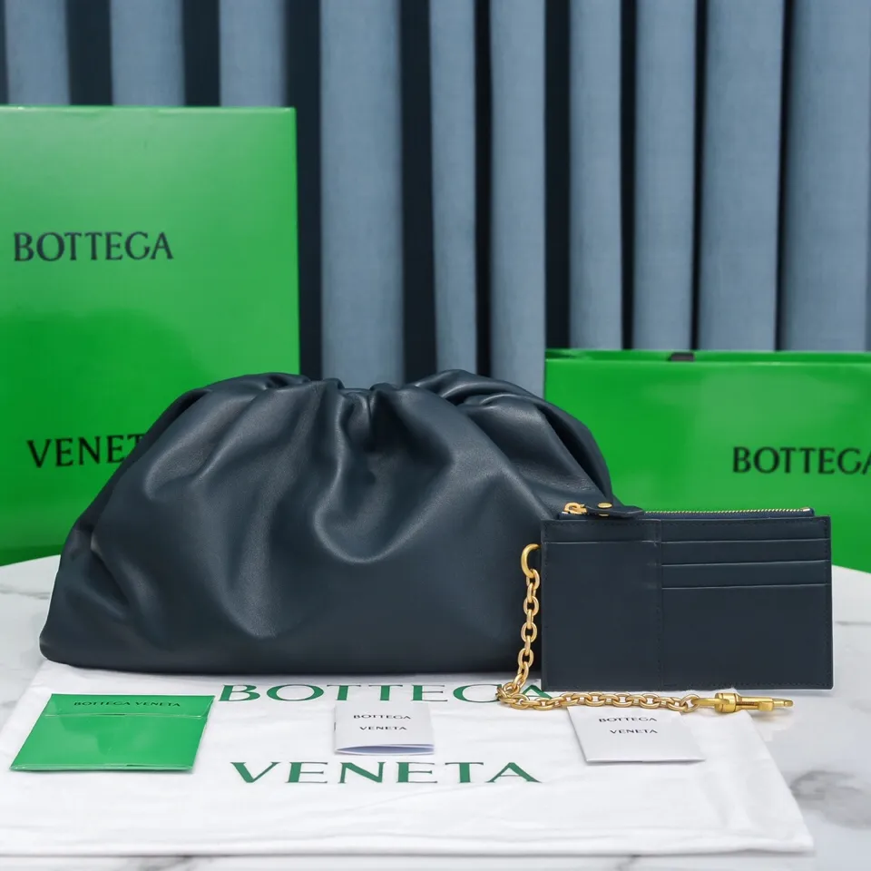 Batch 1660 Bottega Veneta cloud bag ☁️POUCH series original plain calfskin, super low-key and attractive, soft and casual, major Internet celebrity bloggers are crazy about calling it fashionable and classy, ​​lazy and intellectual Large size: 38x20x8.5cm (large cloud plain) dark blue